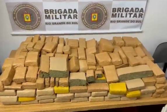 Polícia ainda entrou em um terreno onde a droga era armazenada e apreendeu 68kg de maconha. Um adolescente de 15 anos também foi apreendido na ação