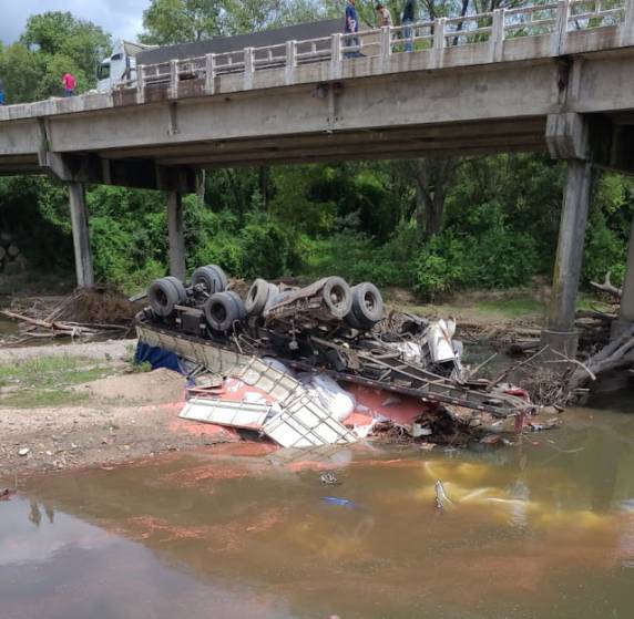 O motorista foi socorrido pelo Serviço de Atendimento Móvel de Urgência (SAMU) de Caçapava e encaminhado para um hospital da cidade.
