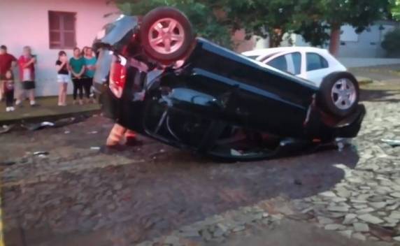 Um dos veículos capotou após a colisão