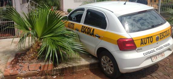 Aluna de auto escola perde controle do veiculo e colide contra muro de uma casa em Crissiumal - foto 3