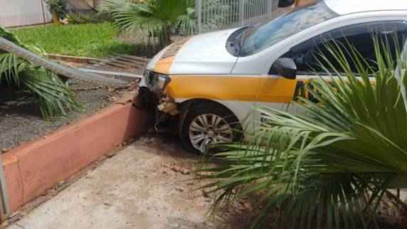 Aluna de auto escola perde controle do veiculo e colide contra muro de uma casa em Crissiumal - foto 2