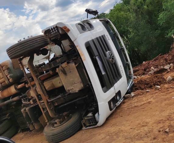 Caminhão tombou na estrada entre Crissiumal e Tiradentes do Sul - foto 3