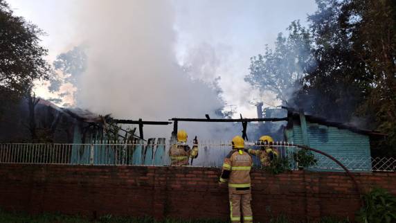 Casa é destruída por incêndio em Ijuí - foto 2