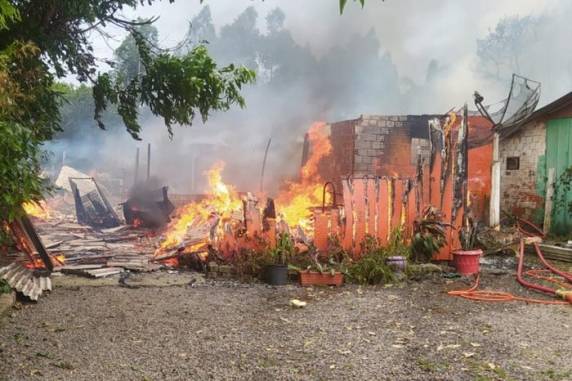 Fogo se iniciou por volta de 14h45min no chalé onde a vítima de 76 anos morava