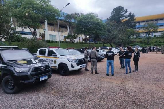 Segundo a polícia, as intimidações eram feitas por terceiros, a mando dos investigados, de forma presencial