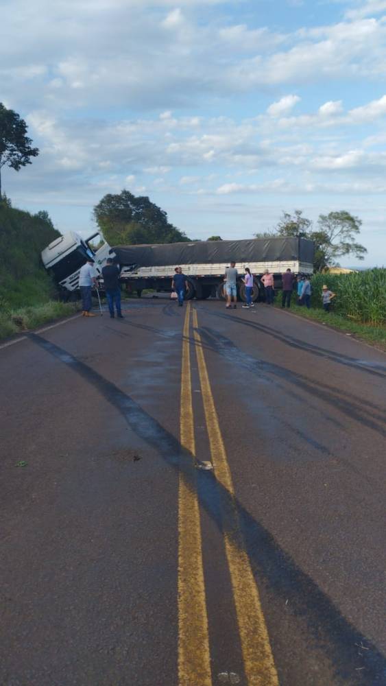 Acidente envolvendo carreta emplacada no Paraguai é registrado na RSC 163 entre Tenente Portela e Vista Gaúcha - foto 3