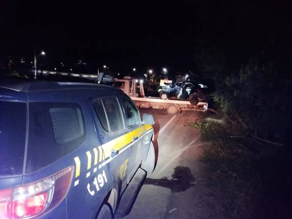 O homem tentou fugir mas perdeu o controle do carro, saiu de pista e colidiu em árvores às margens da rodovia.