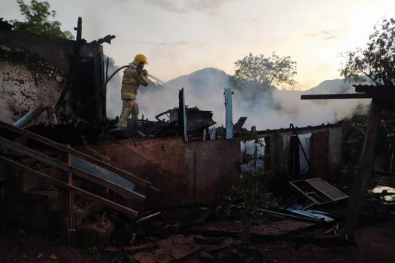 Bombeiros utilizaram cerca de 10 mil litros de água no combate as chamas e casa ficou destruída