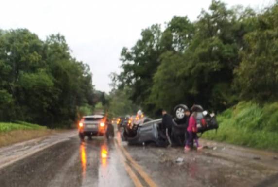 Uma Hilux capotou sobre a pista de rodagem na localidade de Flor da Serra