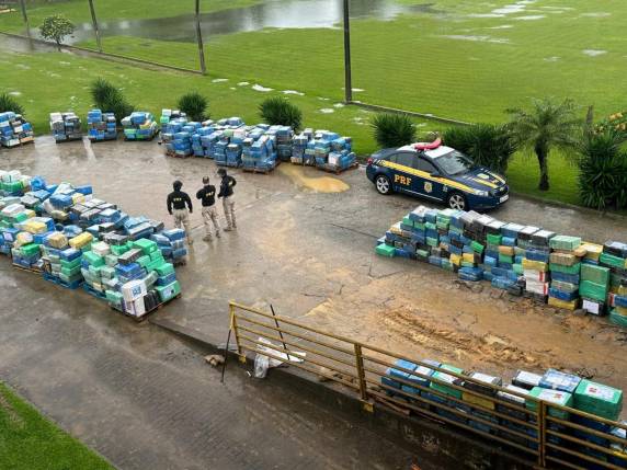PRF apreende bitrem carregado com toneladas de maconha na Grande Florianópolis - foto 2