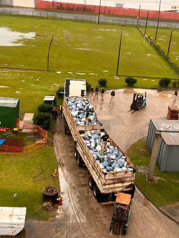 PRF apreende bitrem carregado com toneladas de maconha na Grande Florianópolis - foto 3