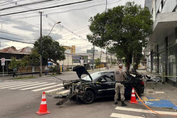 Ocupantes de um veículo Prisma foram encaminhados ao Hospital Pompéia
