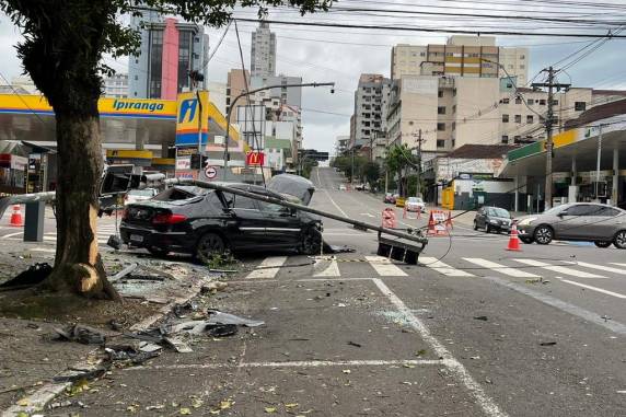 Ocupantes de um veículo Prisma foram encaminhados ao Hospital Pompéia