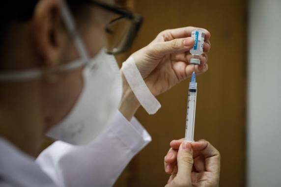 Elevação de diagnósticos não se reflete na quantidade de mortes, mas reforça a necessidade de completar o esquema vacinal contra a doença