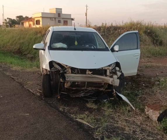 Um mulher que conduzia o veículo e era a única ocupante, foi socorrida para o hospital
