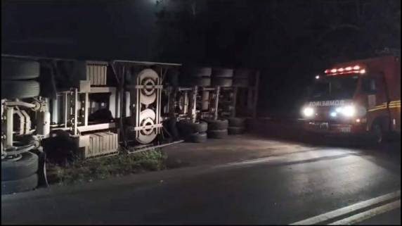 O veículo tombou no acostamento da rodovia, em frente ao Motel Lago do Amor, na localidade de Sede Independência/Taquari.