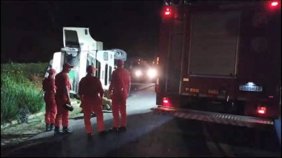 Acidente com caminhão de frangos deixa um ferido grave na RST-324 - foto 3