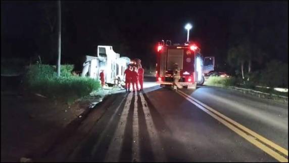 Acidente com caminhão de frangos deixa um ferido grave na RST-324 - foto 2