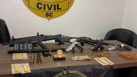 Armamento foi achado durante ação de busca e apreensão em Itajaí, no Litoral Norte. Homem não foi preso, mas responderá pelo crime.