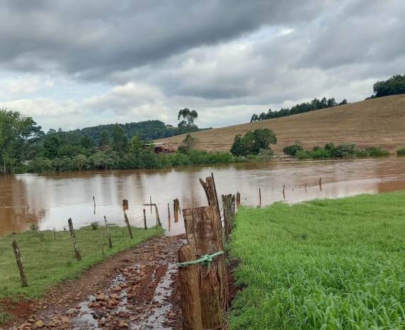 Leito do rio Buricá sobe e alaga propriedades rurais em São José do Inhacorá - foto 2