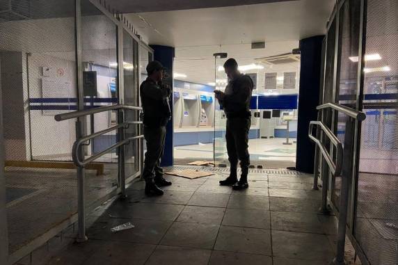 Crime aconteceu durante a madrugada; ao menos um monitor foi levado