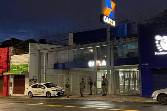 Crime aconteceu durante a madrugada; ao menos um monitor foi levado
