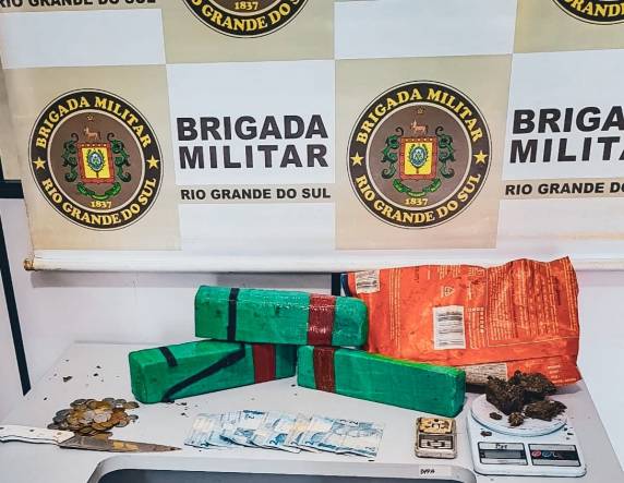 Durante a revista pessoal foram localizados com o suspeito três tijolos de maconha pesando mais de três quilos, duas balanças de precisão e R$ 58 reais.