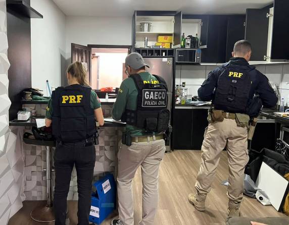 A ação cumpriu 45 mandados de busca e apreensão e 33 de prisão nas cidades de Joinville, Jaraguá do Sul, Balneário Camboriú e Blumenau, em SC, e Curitiba e Pontal do Paraná no PR. A PRF em Santa Catarina cumpriu dois dos mandados de prisão, ambos em Joinville. 