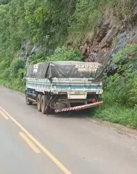 Acidente de trânsito envolve dois caminhões na RSC-472 entre Três Passos e Tenente Portela - foto 3