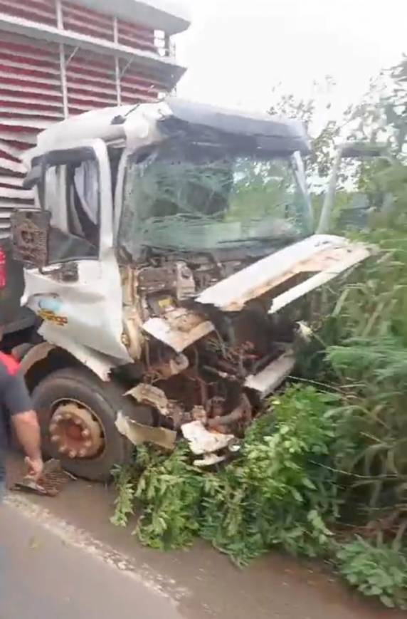 Acidente de trânsito envolve dois caminhões na RSC-472 entre Três Passos e Tenente Portela - foto 2