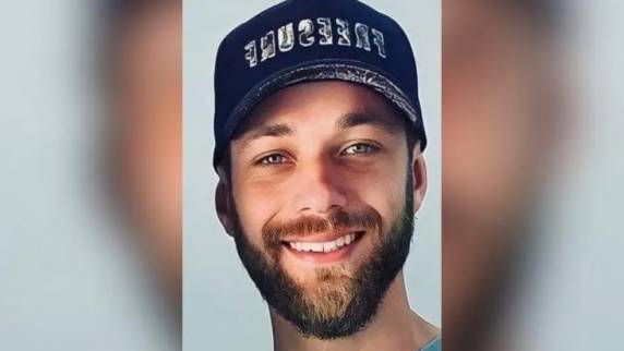 Jhones Cardoso, como foi identificado, chegou a ser encaminhado ao hospital, mas não resistiu aos ferimentos. Suspeito do crime é o padrasto da jovem, que fugiu.