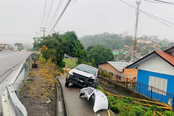 O veículo em que ela estava derrubou uma estrutura metálica às margens da rodovia