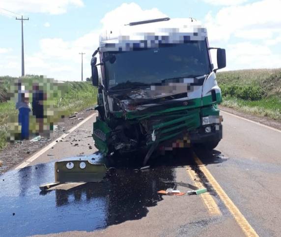 Condutor de um automóvel que colidiu com um caminhão, não resistiu aos ferimentos