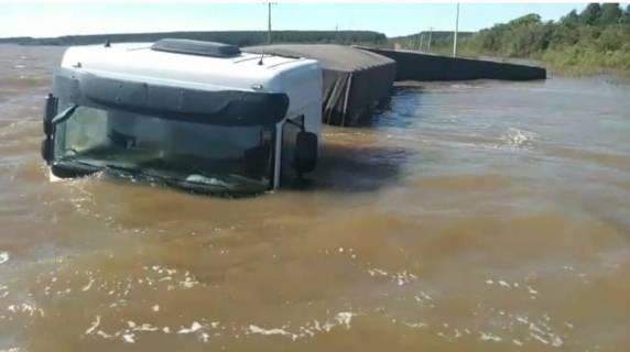 Motorista tentou seguir em estrada encoberta pela água