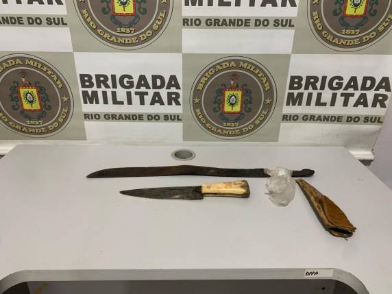 Questionado sobre o fato o suspeito admitiu ter usado contra a vítima uma faca de 20 cm de lâmina e um facão de aproximadamente 50 cm de lâmina que foram apreendidos. 