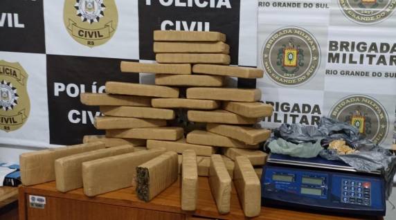 Na segunda diligência, foram apreendidas 480 gramas de maconha e uma balança de precisão.