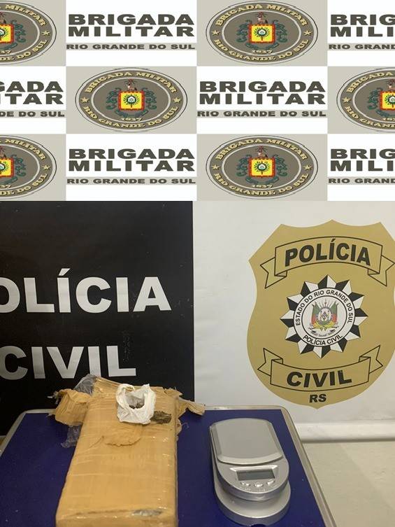 Na segunda diligência, foram apreendidas 480 gramas de maconha e uma balança de precisão.