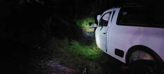 Ele ficou preso às ferragens e morreu no local. Segundo os bombeiros, os pais, que se deslocavam logo atrás, foram quem acionaram a guarnição.