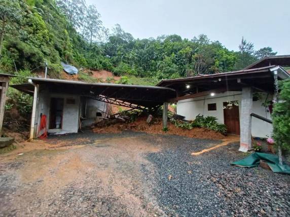 Casa de madeira desaba e pessoas ficam feridas em deslizamento de terra causado por chuvas em SC - foto 2