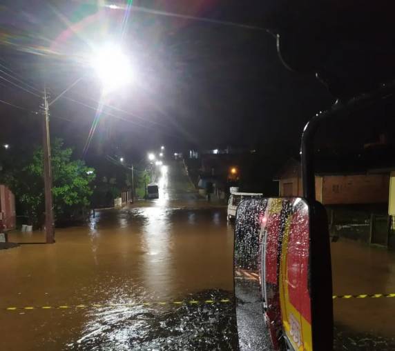 Casa de madeira desaba e pessoas ficam feridas em deslizamento de terra causado por chuvas em SC - foto 4