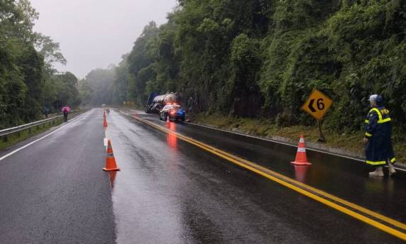 Como existe o perigo de explosão a rodovia está totalmente interditada