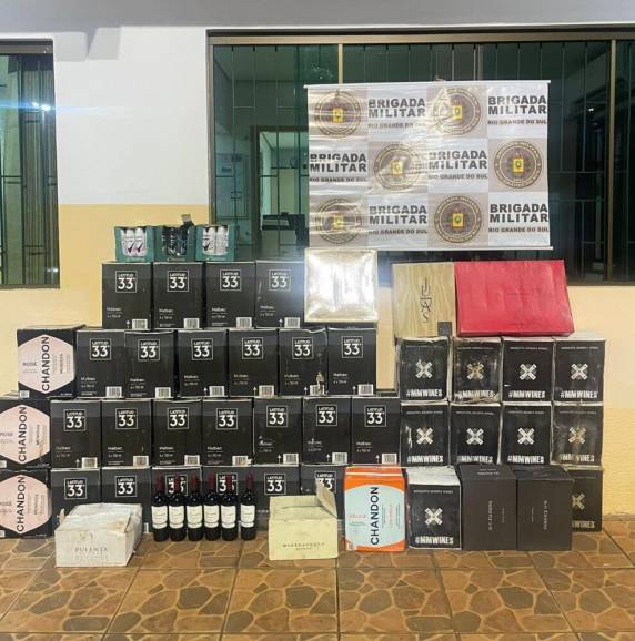 O casal que estava no veículo com o contrabando, foi liberado após o registro da ocorrência policial, mas os produtos ficaram retidos.