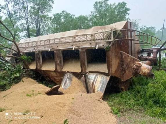 Caminhão tomba às margens da BR-392, em Porto Xavier - foto 2