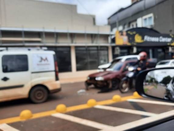 Veículos colidiram na rua Padre Cacique próximo da esquina com a rua São Paulo