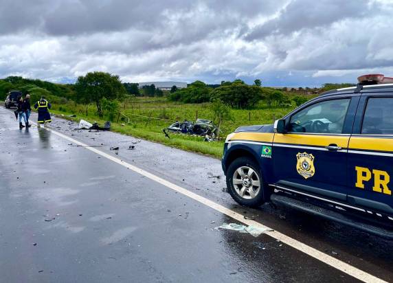 O motorista de um Sandero, de 29 anos, morreu no local.