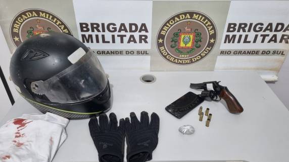Durante a busca pessoal foi localizado com o suspeito um revólver calibre 38, munições e  uma porção de maconha.