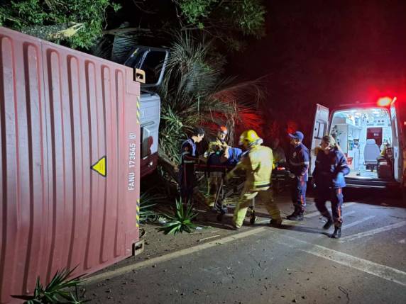 Carreta tomba e motorista fica ferido na RS-155 em Ijuí - foto 3