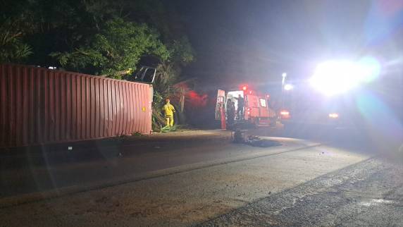 Carreta tomba e motorista fica ferido na RS-155 em Ijuí - foto 2