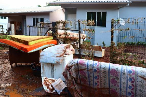 Após enxurrada, sábado é de reconstrução em Barra do Rio Azul - foto 2