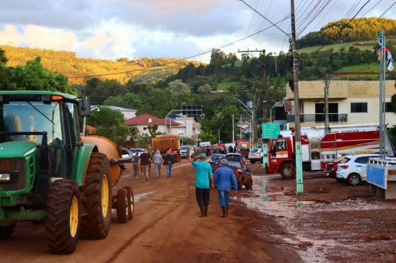 Após enxurrada, sábado é de reconstrução em Barra do Rio Azul - foto 4